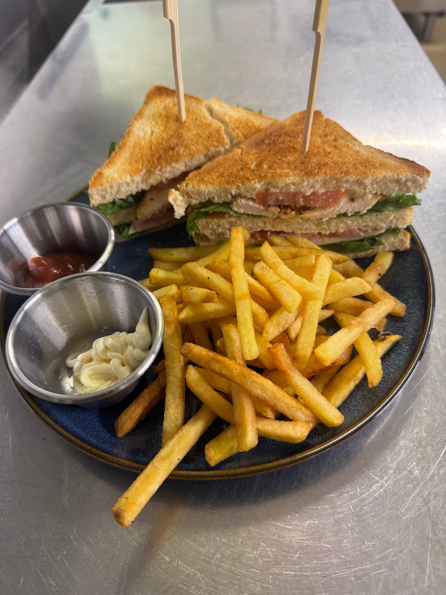 BLT Sandwich med Pommes