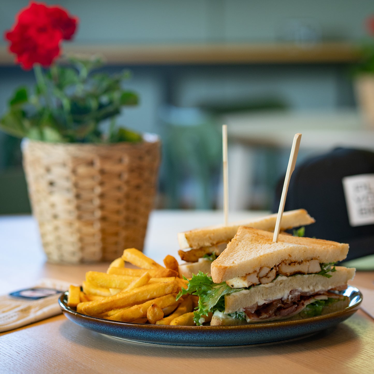 Club Sandwich med Pommes